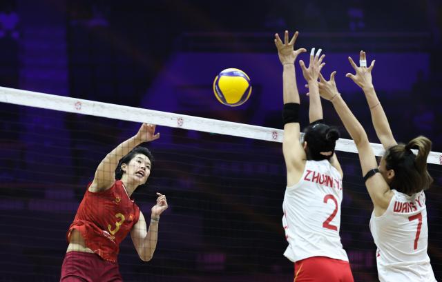 (260828) -- TIANJIN, Aug. 28, 2026 (Xinhua) -- Tran Thi Thanh Thuy (L) of Vietnam competes during the quarterfinal match between China and Vietnam at AVC Women's Volleyball Continental Championship in Tianjin, China, Aug. 28, 2026. (Xinhua/Sun Fanyue)