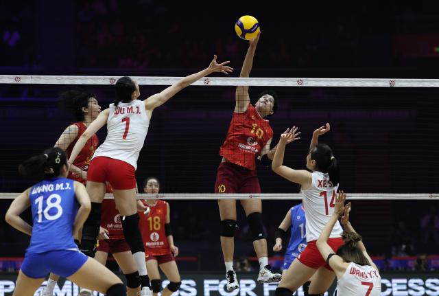 (260828) -- TIANJIN, Aug. 28, 2026 (Xinhua) -- Le Nhu Anh (C) of Vietnam competes during the quarterfinal match between China and Vietnam at AVC Women's Volleyball Continental Championship in Tianjin, China, Aug. 28, 2026. (Xinhua/Sun Fanyue)
