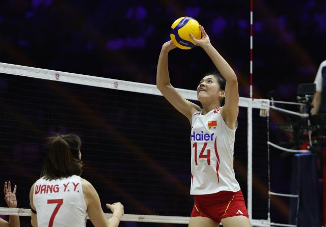 (260828) -- TIANJIN, Aug. 28, 2026 (Xinhua) -- Xie Shengyu (R) of China competes during the quarterfinal match between China and Vietnam at AVC Women's Volleyball Continental Championship in Tianjin, China, Aug. 28, 2026. (Xinhua/Sun Fanyue)