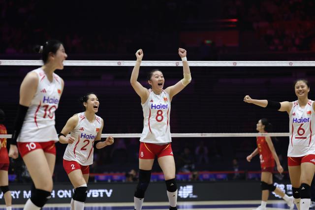 (260828) -- TIANJIN, Aug. 28, 2026 (Xinhua) -- Players of China celebrate scoring during the quarterfinal match between China and Vietnam at AVC Women's Volleyball Continental Championship in Tianjin, China, Aug. 28, 2026. (Xinhua/Sun Fanyue)