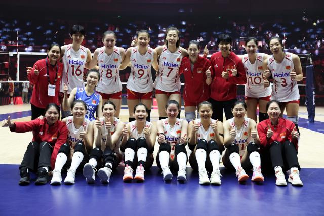 (260828) -- TIANJIN, Aug. 28, 2026 (Xinhua) -- Team China pose for photos after the quarterfinal match between China and Vietnam at AVC Women's Volleyball Continental Championship in Tianjin, China, Aug. 28, 2026. (Xinhua/Sun Fanyue)