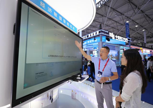 (260828) -- GUIYANG, Aug. 28, 2026 (Xinhua) -- A visitor learns about an intelligent system during the professional exhibition of the 2026 China International Big Data Industry Expo in Guiyang, southwest China's Guizhou Province, Aug. 28, 2026. Themed "Token: A New Path to Value of Data Elements," the expo spotlights cutting-edge innovations integrating data with artificial intelligence. (Xinhua/Li Xulun)