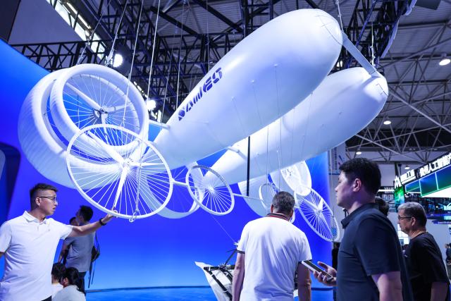 (260828) -- GUIYANG, Aug. 28, 2026 (Xinhua) -- People visit the professional exhibition of the 2026 China International Big Data Industry Expo in Guiyang, southwest China's Guizhou Province, Aug. 28, 2026. Themed "Token: A New Path to Value of Data Elements," the expo spotlights cutting-edge innovations integrating data with artificial intelligence. (Xinhua/Yang Wenbin)