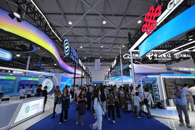 (260828) -- GUIYANG, Aug. 28, 2026 (Xinhua) -- People visit the professional exhibition of the 2026 China International Big Data Industry Expo in Guiyang, southwest China's Guizhou Province, Aug. 28, 2026. Themed "Token: A New Path to Value of Data Elements," the expo spotlights cutting-edge innovations integrating data with artificial intelligence. (Xinhua/Li Xulun)