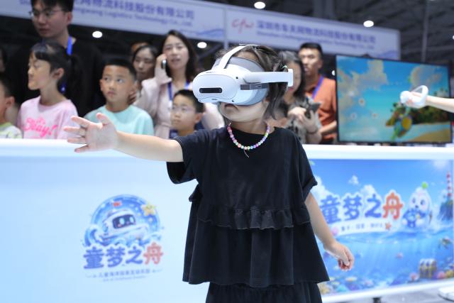 (260828) -- GUIYANG, Aug. 28, 2026 (Xinhua) -- A child experiences a mixed reality (MR) device during the professional exhibition of the 2026 China International Big Data Industry Expo in Guiyang, southwest China's Guizhou Province, Aug. 28, 2026. Themed "Token: A New Path to Value of Data Elements," the expo spotlights cutting-edge innovations integrating data with artificial intelligence. (Xinhua/Li Xulun)