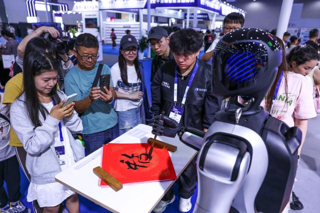 (260828) -- GUIYANG, Aug. 28, 2026 (Xinhua) -- A robot writes calligraphy during the professional exhibition of the 2026 China International Big Data Industry Expo in Guiyang, southwest China's Guizhou Province, Aug. 28, 2026. Themed "Token: A New Path to Value of Data Elements," the expo spotlights cutting-edge innovations integrating data with artificial intelligence. (Xinhua/Yang Wenbin)