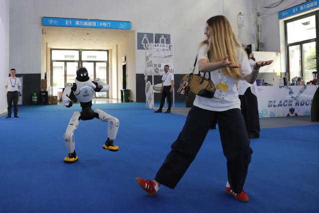 (260828) -- GUIYANG, Aug. 28, 2026 (Xinhua) -- A journalist interacts with a robot during the professional exhibition of the 2026 China International Big Data Industry Expo in Guiyang, southwest China's Guizhou Province, Aug. 28, 2026. Themed "Token: A New Path to Value of Data Elements," the expo spotlights cutting-edge innovations integrating data with artificial intelligence. (Xinhua/Li Xulun)