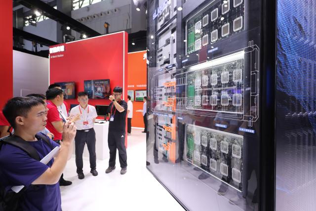 (260828) -- GUIYANG, Aug. 28, 2026 (Xinhua) -- People visit the professional exhibition of the 2026 China International Big Data Industry Expo in Guiyang, southwest China's Guizhou Province, Aug. 28, 2026. Themed "Token: A New Path to Value of Data Elements," the expo spotlights cutting-edge innovations integrating data with artificial intelligence. (Xinhua/Li Xulun)