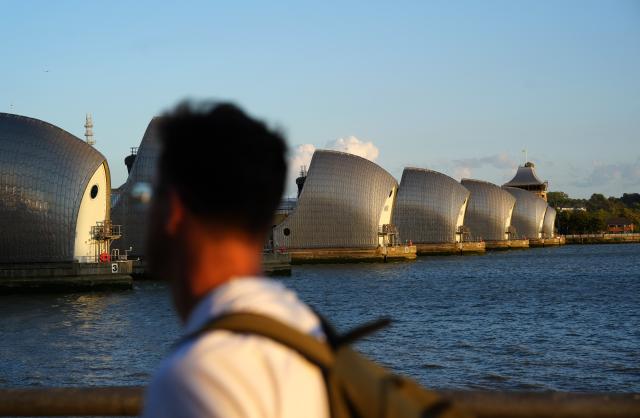 (260828) -- LONDON, Aug. 28, 2026 (Xinhua) -- A man walks along the bank of River Thames in London, Britain, on Aug. 19, 2026. TO GO WITH "Feature: Heat, drought expose Britain's vulnerability to extreme weather" (Xinhua/Zhang Feng)