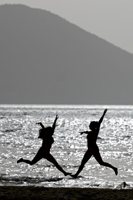 (260828) -- RESEN, Aug. 28, 2026 (Xinhua) -- Two women practice yoga at the shore of Prespa Lake, Resen, North Macedonia, Aug. 28, 2026. Temperatures soar as a heatwave grips the region, with hot summer conditions prevailing across the area. (Photo by Tomislav Georgiev/Xinhua)