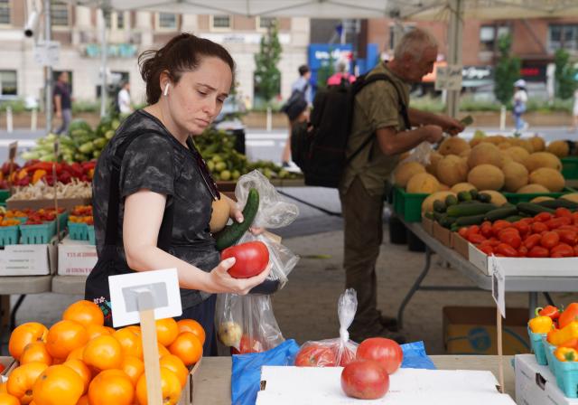 (260828) -- NEW YORK, Aug. 28, 2026 (Xinhua) -- People shop at a market in New York, the United States, Aug. 21, 2026. The U.S. consumer sentiment in August fell about 6 percent from July and about 11 percent from a year ago as inflation concerns persisted, a survey showed Friday. (Xinhua/Zhang Fengguo)