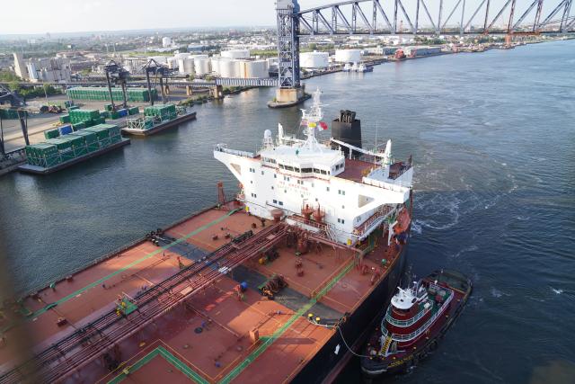 (260828) -- NEW YORK, Aug. 28, 2026 (Xinhua) -- An oil tanker leaves the New York and New Jersey Port in New York, the United States, Aug. 24, 2026. The U.S. consumer sentiment in August fell about 6 percent from July and about 11 percent from a year ago as inflation concerns persisted, a survey showed Friday. (Xinhua/Zhang Fengguo)