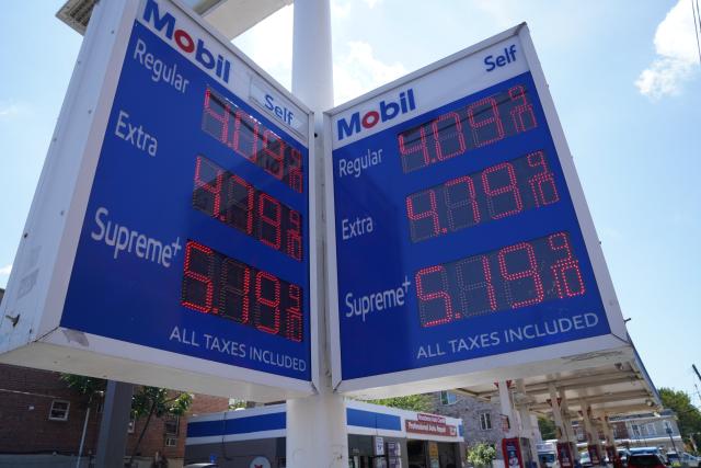 (260828) -- NEW YORK, Aug. 28, 2026 (Xinhua) -- Photo taken on Aug. 26, 2026 shows gas prices at a gas station in New York, the United States. The U.S. consumer sentiment in August fell about 6 percent from July and about 11 percent from a year ago as inflation concerns persisted, a survey showed Friday. (Xinhua/Zhang Fengguo)