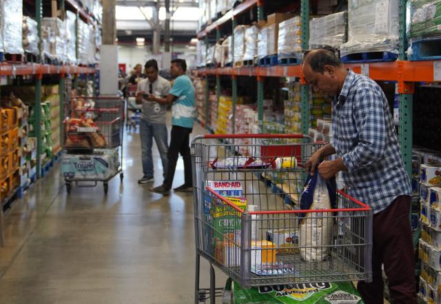 (260828) -- NEW YORK, Aug. 28, 2026 (Xinhua) -- People shop at a supermarket in New York, the United States, Aug. 26, 2026. The U.S. consumer sentiment in August fell about 6 percent from July and about 11 percent from a year ago as inflation concerns persisted, a survey showed Friday. (Xinhua/Zhang Fengguo)