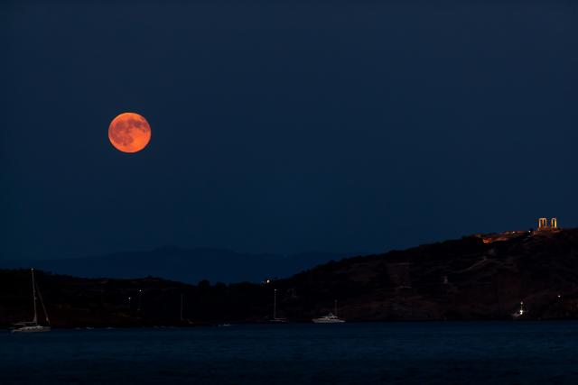 (260828) -- ATHENS, Aug. 28, 2026 (Xinhua) -- A full moon known as the "Sturgeon Moon", rises over the Temple of Poseidon at Cape Sounion, near Athens, Greece, Aug. 28, 2026. (Photo by Marios Lolos/Xinhua)