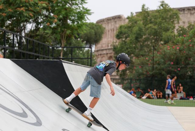 (260829) -- ROME, Aug. 29, 2026 (Xinhua) -- A boy practices skateboarding in the skatepark at Colle Oppio Playground overlooking the Colosseum in Rome, Italy, Aug. 28, 2026. (Xinhua/Wang Kaiyan)