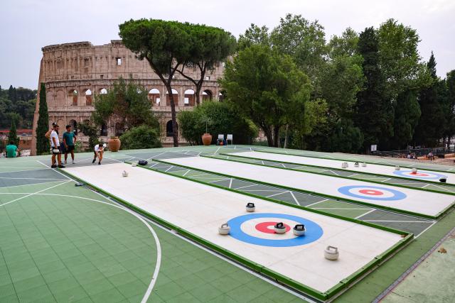 (260829) -- ROME, Aug. 29, 2026 (Xinhua) -- People try synthetic-ice curling at Colle Oppio Playground overlooking the Colosseum in Rome, Italy, Aug. 28, 2026. (Xinhua/Wang Kaiyan)