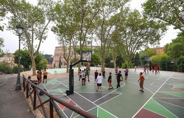 (260829) -- ROME, Aug. 29, 2026 (Xinhua) -- People play basketball at Colle Oppio Playground overlooking the Colosseum in Rome, Italy, Aug. 28, 2026. (Xinhua/Wang Kaiyan)