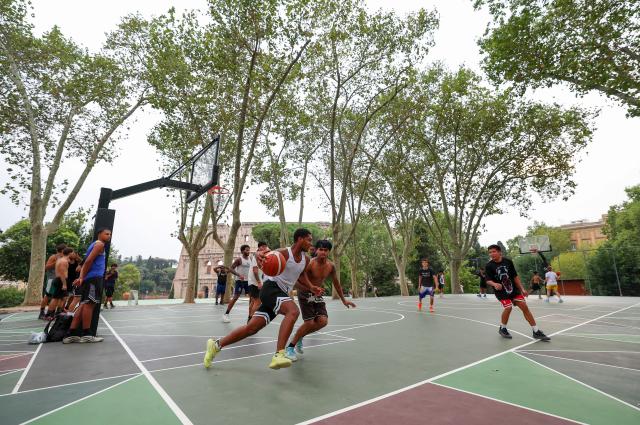 (260829) -- ROME, Aug. 29, 2026 (Xinhua) -- People play basketball at Colle Oppio Playground overlooking the Colosseum in Rome, Italy, Aug. 28, 2026. (Xinhua/Wang Kaiyan)