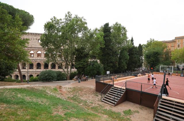 (260829) -- ROME, Aug. 29, 2026 (Xinhua) -- People play basketball at Colle Oppio Playground overlooking the Colosseum in Rome, Italy, Aug. 28, 2026. (Xinhua/Wang Kaiyan)