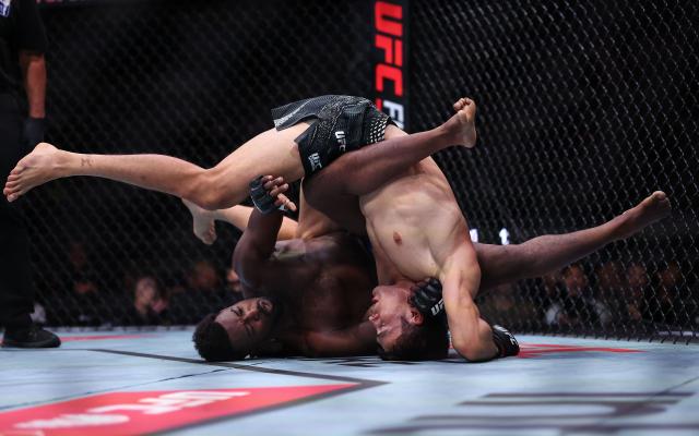 (260829) -- BEIJING, Aug. 29, 2026 (Xinhua) -- Yilizhai Maimaitijiang (R) of China competes against Treston Vines of the United States during the Road to UFC Middleweight Bout 3 Rounds at the Oriental Sports Center in east China's Shanghai, Aug. 28, 2026. (Xinhua/Li Ming)