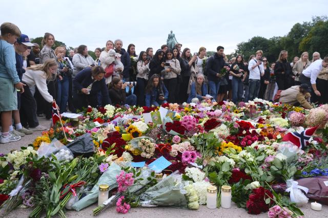 (260829) -- BEIJING, Aug. 29, 2026 (Xinhua) -- People mourn King Harald V beside flowers, candles and Norwegian flags laid outside the Royal Palace in Oslo, Norway, on Aug. 28, 2026. Norway's King Harald V died at the age of 89 early Friday, the Royal House of Norway said. (Xinhua/Zhang Yuliang)