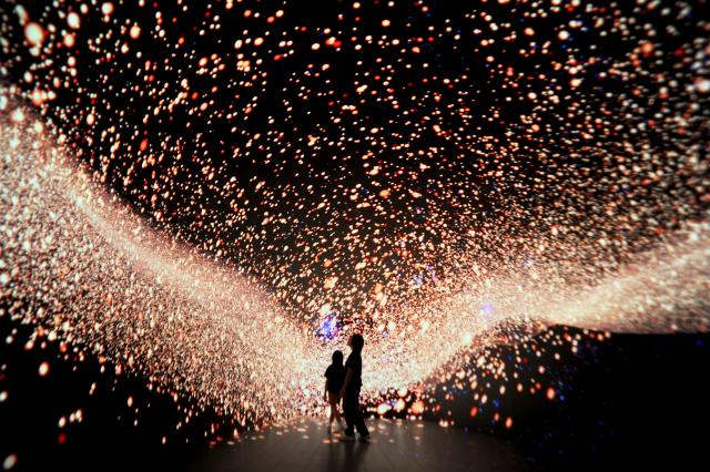 (260829) -- BEIJING, Aug. 29, 2026 (Xinhua) -- People visit an immersive digital exhibition in Surabaya, East Java province, Indonesia, Aug. 27, 2026. (Photo by Sahlan Kurniawan/Xinhua)