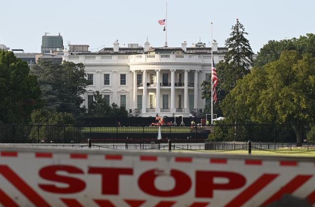 (260829) -- WASHINGTON, Aug. 29, 2026 (Xinhua) -- This photo taken on Aug. 28, 2026 shows the White House behind a barrier in Washington, D.C., the United States.
  Friday marks six months since the outbreak of the U.S.-Israeli war with Iran.
   Although the United States and Iran signed a memorandum of understanding (MoU) in June, raising hopes for a diplomatic breakthrough, negotiations aimed at resolving differences and ending the conflict have since stalled. Last month's escalation in fighting, coupled with new U.S. sanctions on Iran, has further reduced the likelihood of a near-term resolution. (Xinhua/Li Rui)