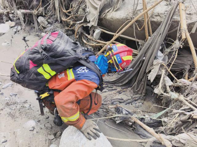(260829) -- GYIRONG, Aug. 29, 2026 (Xinhua) -- A rescuer carries out search and rescue operations at the mudslide-hit area in Gyirong County, southwest China's Xizang Autonomous Region, Aug. 29, 2026.
  A fast-moving chain mudslide, triggered by a high-altitude glacier collapse on the Nepalese side, has caused heavy casualties and left many missing at a port on the China-Nepal border in southwest China's Xizang Autonomous Region.
Rescuers immediately launched an all-out effort to reach the mudslide-hit port and search for the missing. (Photo by Zheng Lijun/Xinhua)