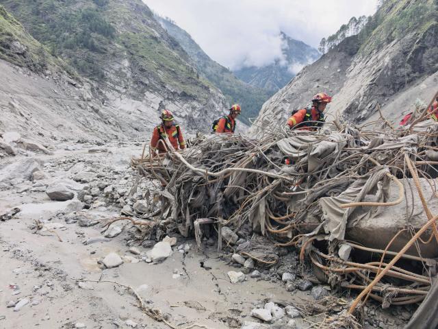 (260829) -- GYIRONG, Aug. 29, 2026 (Xinhua) -- Rescuers carry out search and rescue operations at the mudslide-hit area in Gyirong County, southwest China's Xizang Autonomous Region, Aug. 29, 2026.
  A fast-moving chain mudslide, triggered by a high-altitude glacier collapse on the Nepalese side, has caused heavy casualties and left many missing at a port on the China-Nepal border in southwest China's Xizang Autonomous Region.
Rescuers immediately launched an all-out effort to reach the mudslide-hit port and search for the missing. (Photo by Zheng Lijun/Xinhua)