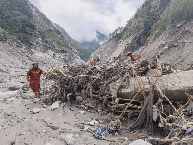 (260829) -- GYIRONG, Aug. 29, 2026 (Xinhua) -- Rescuers carry out search and rescue operations at the mudslide-hit area in Gyirong County, southwest China's Xizang Autonomous Region, Aug. 29, 2026.
  A fast-moving chain mudslide, triggered by a high-altitude glacier collapse on the Nepalese side, has caused heavy casualties and left many missing at a port on the China-Nepal border in southwest China's Xizang Autonomous Region.
Rescuers immediately launched an all-out effort to reach the mudslide-hit port and search for the missing. (Photo by Zheng Lijun/Xinhua)