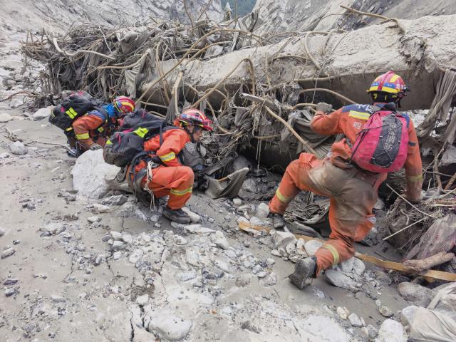(260829) -- GYIRONG, Aug. 29, 2026 (Xinhua) -- Rescuers carry out search and rescue operations at the mudslide-hit area in Gyirong County, southwest China's Xizang Autonomous Region, Aug. 29, 2026.
  A fast-moving chain mudslide, triggered by a high-altitude glacier collapse on the Nepalese side, has caused heavy casualties and left many missing at a port on the China-Nepal border in southwest China's Xizang Autonomous Region.
Rescuers immediately launched an all-out effort to reach the mudslide-hit port and search for the missing. (Photo by Zheng Lijun/Xinhua)