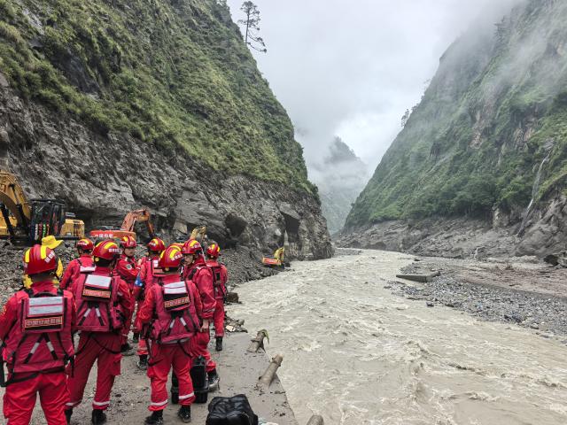 (260829) -- GYIRONG, Aug. 29, 2026 (Xinhua) -- This photo shows search and rescue operations underway at the mudslide-hit area in Gyirong County, southwest China's Xizang Autonomous Region, on Aug. 29, 2026.
  A fast-moving chain mudslide, triggered by a high-altitude glacier collapse on the Nepalese side, has caused heavy casualties and left many missing at a port on the China-Nepal border in southwest China's Xizang Autonomous Region.
  Rescuers immediately launched an all-out effort to reach the mudslide-hit port and search for the missing. (Xinhua/Jiang Fan)