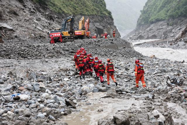 (260829) -- GYIRONG, Aug. 29, 2026 (Xinhua) -- This photo shows search and rescue operations underway at the mudslide-hit area in Gyirong County, southwest China's Xizang Autonomous Region, on Aug. 29, 2026.
  A fast-moving chain mudslide, triggered by a high-altitude glacier collapse on the Nepalese side, has caused heavy casualties and left many missing at a port on the China-Nepal border in southwest China's Xizang Autonomous Region.
  Rescuers immediately launched an all-out effort to reach the mudslide-hit port and search for the missing. (Xinhua/Jiang Fan)