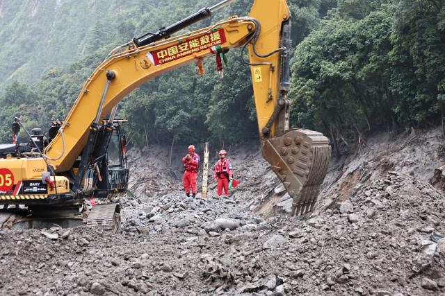 (260829) -- GYIRONG, Aug. 29, 2026 (Xinhua) -- This photo shows search and rescue operations underway at the mudslide-hit area in Gyirong County, southwest China's Xizang Autonomous Region, on Aug. 29, 2026.
  A fast-moving chain mudslide, triggered by a high-altitude glacier collapse on the Nepalese side, has caused heavy casualties and left many missing at a port on the China-Nepal border in southwest China's Xizang Autonomous Region.
  Rescuers immediately launched an all-out effort to reach the mudslide-hit port and search for the missing. (Xinhua/Jiang Fan)