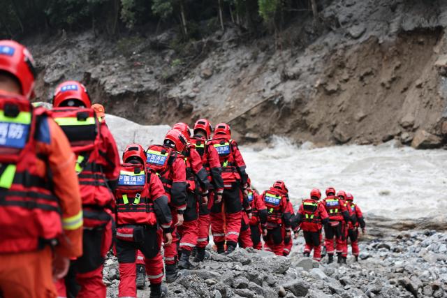(260829) -- GYIRONG, Aug. 29, 2026 (Xinhua) -- This photo shows search and rescue operations underway at the mudslide-hit area in Gyirong County, southwest China's Xizang Autonomous Region, on Aug. 29, 2026.
  A fast-moving chain mudslide, triggered by a high-altitude glacier collapse on the Nepalese side, has caused heavy casualties and left many missing at a port on the China-Nepal border in southwest China's Xizang Autonomous Region.
  Rescuers immediately launched an all-out effort to reach the mudslide-hit port and search for the missing. (Xinhua/Jiang Fan)