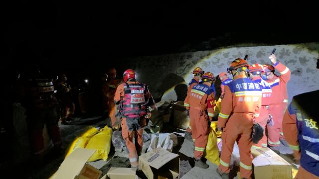 (260829) -- GYIRONG, Aug. 29, 2026 (Xinhua) -- Rescuers carry emergency rescue supplies in southwest China's Xizang Autonomous Region, on Aug. 29, 2026. More than 90 sets of emergency rescue supplies were delivered by heavy-lift drones early Saturday morning to rescue teams heading for the mudslide-hit Gyirong Port in Xizang. (Xizang Fire and Rescue Corps/Handout via Xinhua)