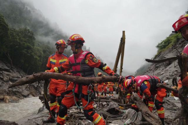 (260829) -- GYIRONG, Aug. 29, 2026 (Xinhua) -- This photo shows rescuers working at the mudslide-hit area in Gyirong County, southwest China's Xizang Autonomous Region, Aug. 29, 2026.
  A fast-moving chain mudslide, triggered by a high-altitude glacier collapse on the Nepalese side, has caused heavy casualties and left many missing at a port on the China-Nepal border in southwest China's Xizang Autonomous Region.
  Rescuers immediately launched an all-out effort to reach the mudslide-hit port and search for the missing. (Xinhua/Tenzing Nima Qadhup)