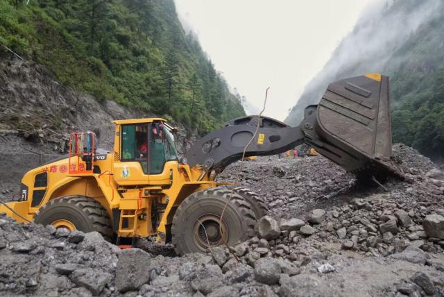 (260829) -- GYIRONG, Aug. 29, 2026 (Xinhua) -- An excavator clears a road at the mudslide-hit area in Gyirong County, southwest China's Xizang Autonomous Region, Aug. 29, 2026.
  A fast-moving chain mudslide, triggered by a high-altitude glacier collapse on the Nepalese side, has caused heavy casualties and left many missing at a port on the China-Nepal border in southwest China's Xizang Autonomous Region.
  Rescuers immediately launched an all-out effort to reach the mudslide-hit port and search for the missing. (Xinhua/Tenzing Nima Qadhup)