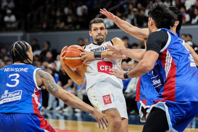 (260829) -- PASAY CITY, Aug. 29, 2026 (Xinhua) -- Amin Abu Hawwas (C) of Jordan competes during the second round match between the Philippines and Jordan of the FIBA World Cup Asian Qualifiers in Pasay City, the Philippines, on Aug. 28, 2026. (Xinhua/Rouelle Umali)