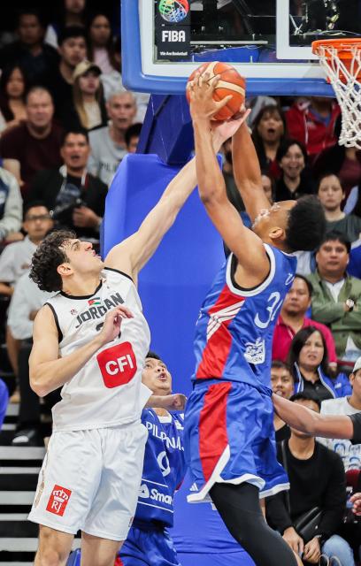 (260829) -- PASAY CITY, Aug. 29, 2026 (Xinhua) -- AJ Edu (R) of the Philippines competes against Hadi Ammar Alshami of Jordan during the second round match between the Philippines and Jordan of the FIBA World Cup Asian Qualifiers in Pasay City, the Philippines, on Aug. 28, 2026. (Xinhua/Rouelle Umali)