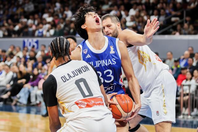 (260829) -- PASAY CITY, Aug. 29, 2026 (Xinhua) -- Tamayo Carl (C) of the Philippines competes during the second round match between the Philippines and Jordan of the FIBA World Cup Asian Qualifiers in Pasay City, the Philippines, on Aug. 28, 2026. (Xinhua/Rouelle Umali)