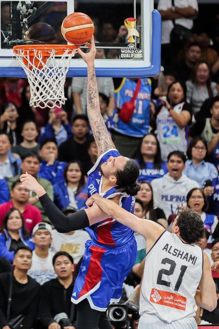 (260829) -- PASAY CITY, Aug. 29, 2026 (Xinhua) -- Kai Zachary Sotto (L) of the Philippines competes against Hadi Ammar Alshami of Jordan during the second round match between the Philippines and Jordan of the FIBA World Cup Asian Qualifiers in Pasay City, the Philippines, on Aug. 28, 2026. (Xinhua/Rouelle Umali)