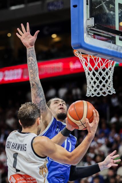 (260829) -- PASAY CITY, Aug. 29, 2026 (Xinhua) -- Kai Zachary Sotto (R) of the Philippines defends Amin Abu Hawwas of Jordan during the second round match between the Philippines and Jordan of the FIBA World Cup Asian Qualifiers in Pasay City, the Philippines, on Aug. 28, 2026. (Xinhua/Rouelle Umali)