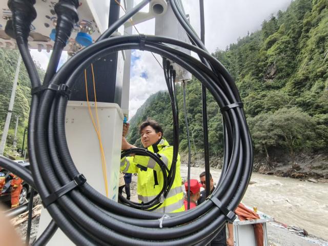 (260829) -- GYIRONG, Aug. 29, 2026 (Xinhua) -- A staff member of China Mobile maintains a base station, which was deployed about 3 kilometers from mudslide-hit Gyirong Port to facilitate emergency communications, in Gyirong County, southwest China's Xizang Autonomous Region, Aug. 29, 2026. (Xinhua/Jigme Dorje)