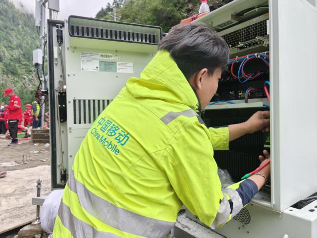(260829) -- GYIRONG, Aug. 29, 2026 (Xinhua) -- A staff member of China Mobile maintains a base station, which was deployed about 3 kilometers from mudslide-hit Gyirong Port to facilitate emergency communications, in Gyirong County, southwest China's Xizang Autonomous Region, Aug. 29, 2026. (Xinhua/Jigme Dorje)