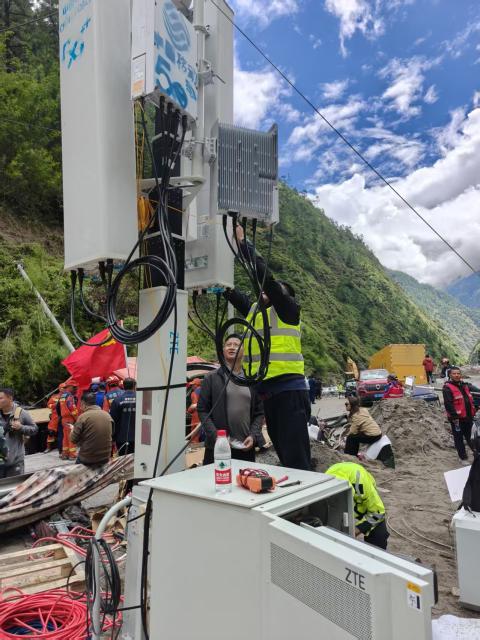(260829) -- GYIRONG, Aug. 29, 2026 (Xinhua) -- A staff member of China Mobile maintains a base station, which was deployed about 3 kilometers from mudslide-hit Gyirong Port to facilitate emergency communications, in Gyirong County, southwest China's Xizang Autonomous Region, Aug. 29, 2026. (Xinhua/Jigme Dorje)