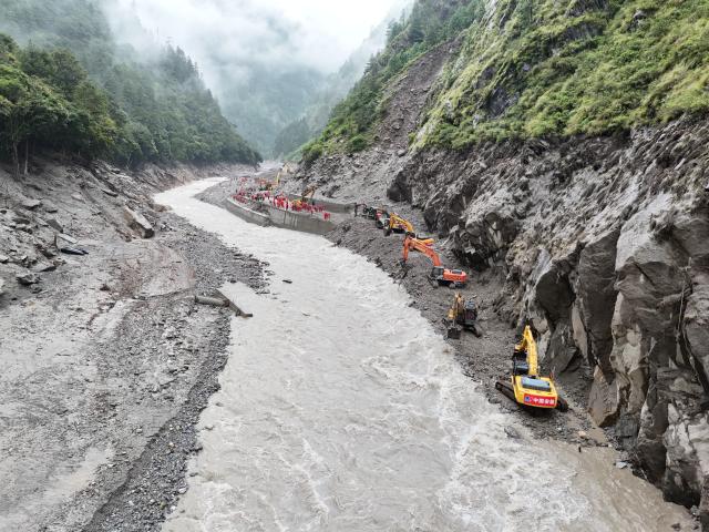 (260829) -- GYIRONG, Aug. 29, 2026 (Xinhua) -- This photo shows road clearance operations underway at a section of national highway G216 in Gyirong County, southwest China's Xizang Autonomous Region, on Aug. 29, 2026.
  A total of 60 technicians along with 14 sets of rescue equipment from China Anneng, a state-owned engineering and rescue enterprise, have been deployed in the road clearance operations on the mudslide-hit section of national highway G216 leading to the Gyirong Port. (Xinhua)