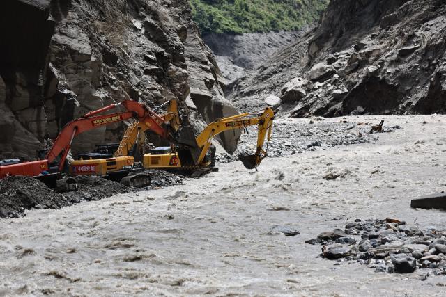 (260829) -- GYIRONG, Aug. 29, 2026 (Xinhua) -- This photo shows road clearance operations underway at a section of national highway G216 in Gyirong County, southwest China's Xizang Autonomous Region, on Aug. 29, 2026.
  A total of 60 technicians along with 14 sets of rescue equipment from China Anneng, a state-owned engineering and rescue enterprise, have been deployed in the road clearance operations on the mudslide-hit section of national highway G216 leading to the Gyirong Port. (Xinhua/Jiang Fan)
