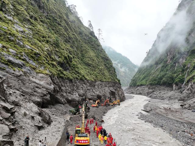 (260829) -- GYIRONG, Aug. 29, 2026 (Xinhua) -- This photo shows road clearance operations underway at a section of national highway G216 in Gyirong County, southwest China's Xizang Autonomous Region, on Aug. 29, 2026.
  A total of 60 technicians along with 14 sets of rescue equipment from China Anneng, a state-owned engineering and rescue enterprise, have been deployed in the road clearance operations on the mudslide-hit section of national highway G216 leading to the Gyirong Port. (Xinhua)